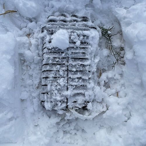 Manchon d'épissure CCM ONE partiellement recouvert de neige