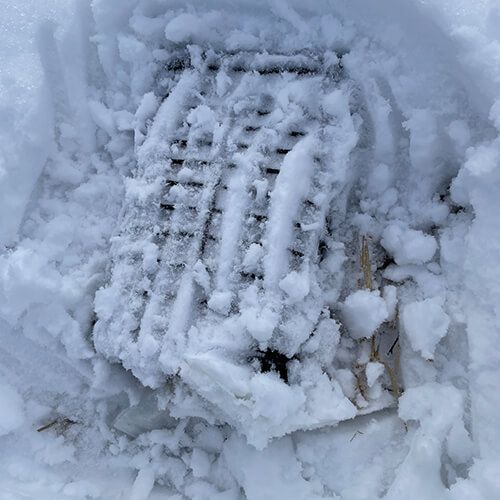 Manchon d'épissure CCM ONE à moitié recouvert de neige