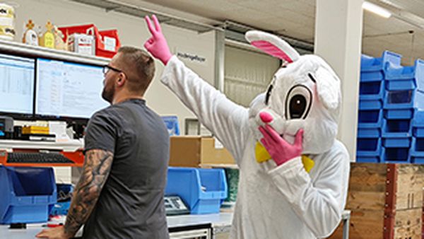 Le lapin de Pâques rend visite à Connect Com